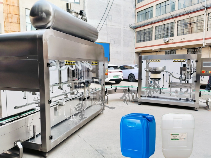 自動灌裝旋蓋生產(chǎn)線設(shè)備實(shí)拍