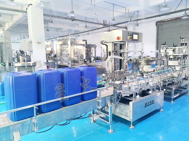 成都25升稱重式灌裝機(jī)實(shí)拍