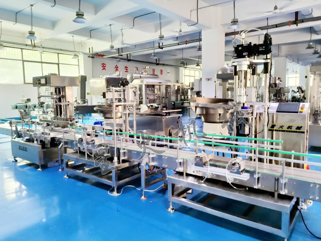 灌裝壓塞旋蓋三合一生產(chǎn)線車間實(shí)拍