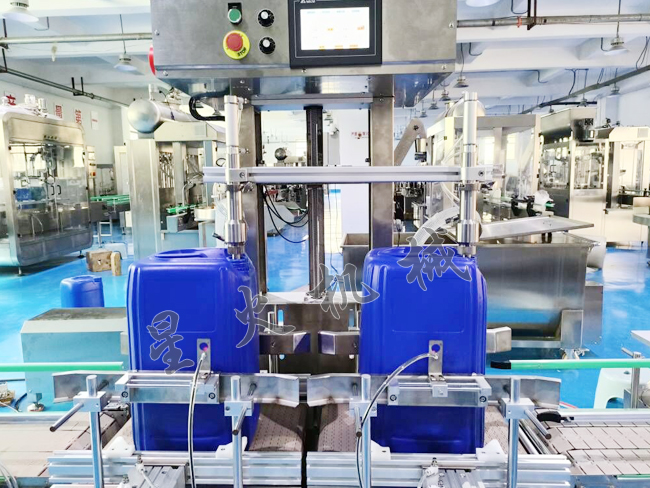 成都25升稱重式灌裝機(jī)實(shí)拍