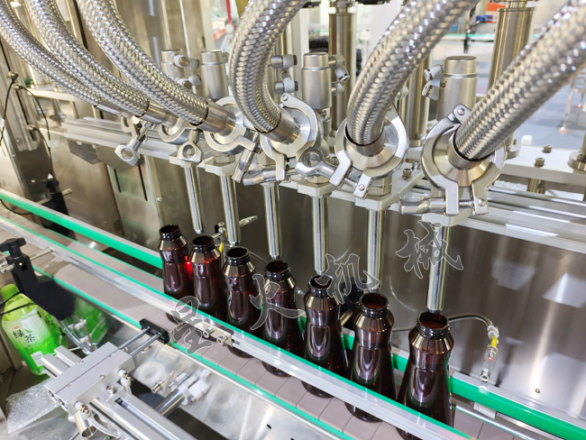 液體劑灌裝機(jī)局部實(shí)拍