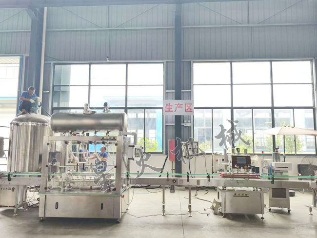 液體清潔劑灌裝旋蓋設(shè)備客戶現(xiàn)場(chǎng)實(shí)拍