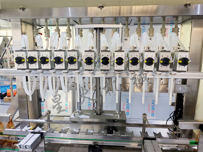 12頭液體灌裝機(jī)實(shí)拍