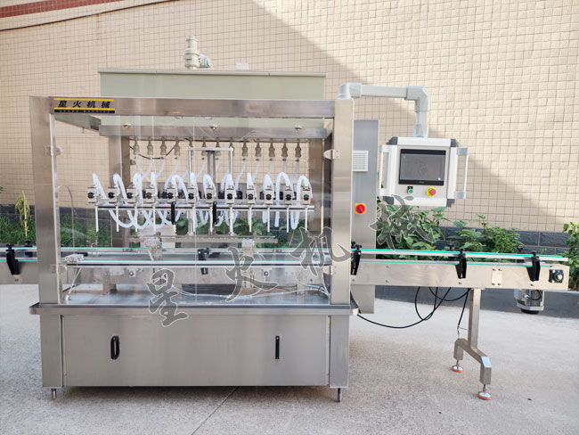 12頭液體灌裝機(jī)實(shí)拍