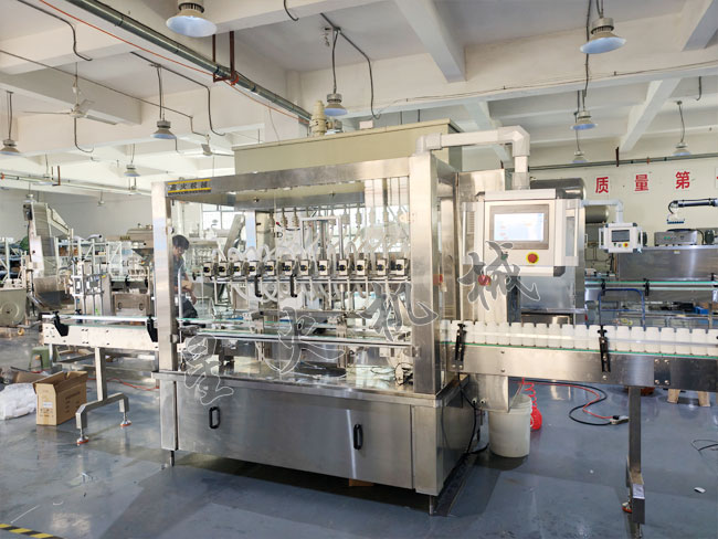 12頭液體灌裝機(jī)實(shí)拍