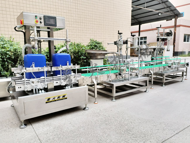 四川化工自動(dòng)稱重灌裝機(jī)-灌裝壓蓋旋蓋三合一灌裝生產(chǎn)線實(shí)拍