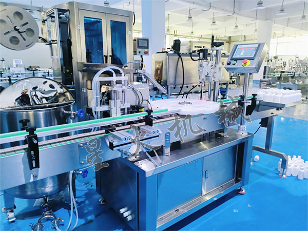 全自動(dòng)液體灌裝旋蓋一體機(jī)實(shí)拍展示