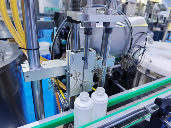 全自動(dòng)液體灌裝旋蓋一體機(jī)細(xì)節(jié)