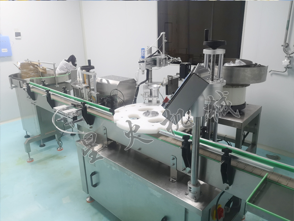 全自動(dòng)液體灌裝旋蓋一體機(jī)客戶案例實(shí)況圖